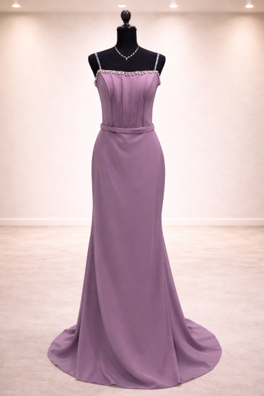 Lila klänning med axelband och smickrande silhuett.